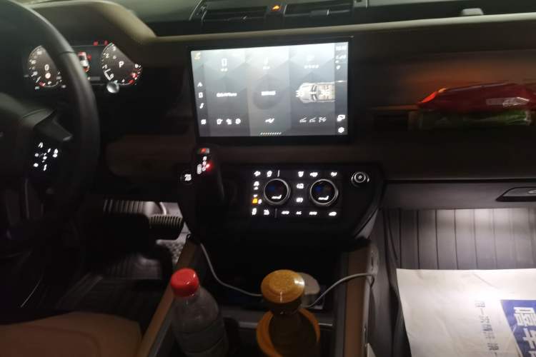 Used Land Rover Defender 2025 110 3.0T P400 – Dynamic HSE Audio And AC Panel