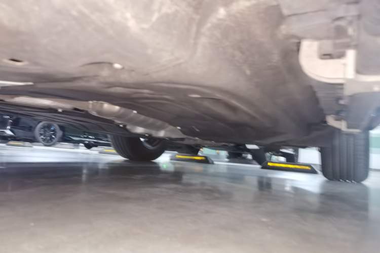 Used Land Rover Defender 2025 110 3.0T P400 – Dynamic HSE Chassis Front Left