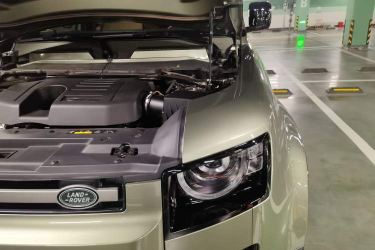 Used Land Rover Defender 2025 110 3.0T P400 – Dynamic HSE Engine Bay Left