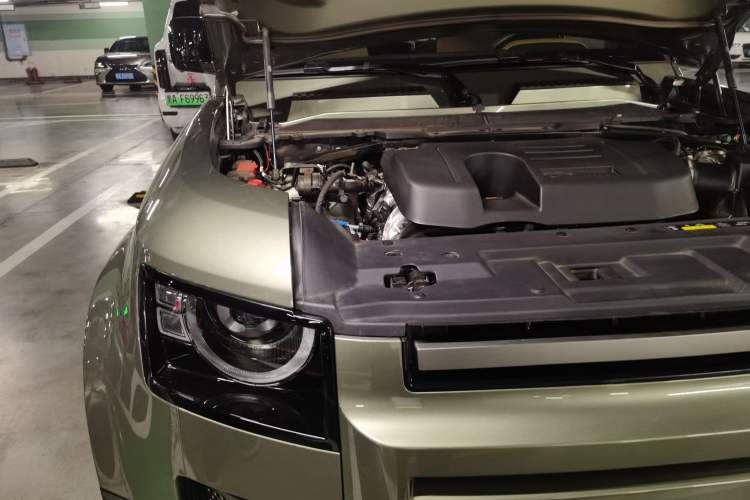Used Land Rover Defender 2025 110 3.0T P400 – Dynamic HSE Engine Bay Right