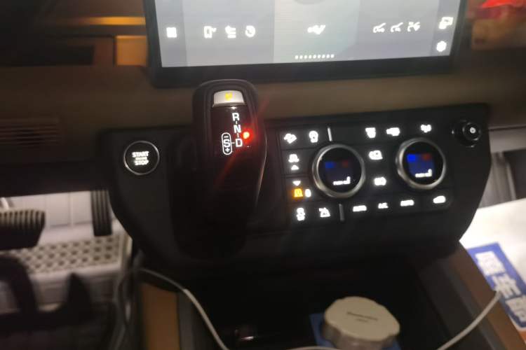 Used Land Rover Defender 2025 110 3.0T P400 – Dynamic HSE Gear Lever