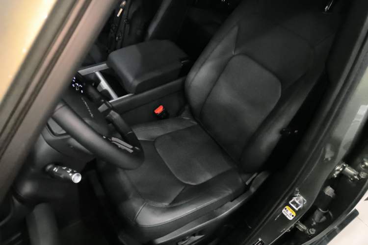 Used Land Rover Defender 2025 110 3.0T P400 – Dynamic HSE Left Front Seat