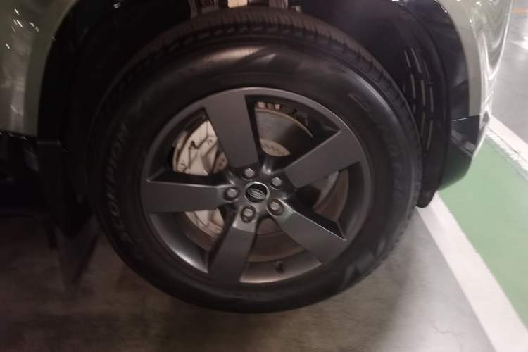Used Land Rover Defender 2025 110 3.0T P400 – Dynamic HSE Right Front Wheel Hub