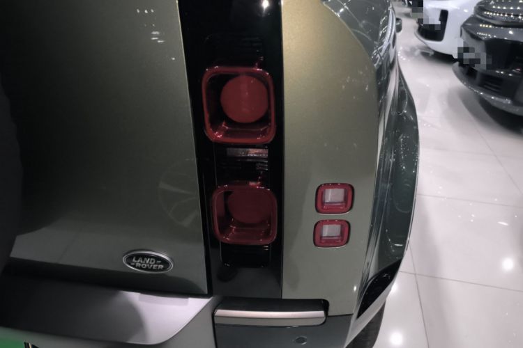 Used Land Rover Defender 2025 110 3.0T P400 – Dynamic HSE Right Rear Taillight