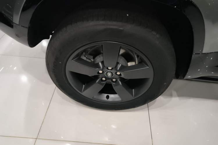 Used Land Rover Defender 2025 110 3.0T P400 – Dynamic HSE Right Rear Wheel Hub
