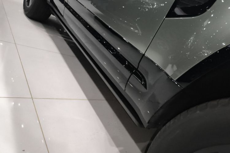Used Land Rover Defender 2025 110 3.0T P400 – Dynamic HSE Right Side Sill