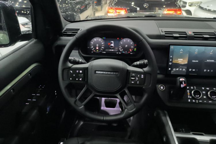 Used Land Rover Defender 2025 110 3.0T P400 – Dynamic HSE Steering Wheel