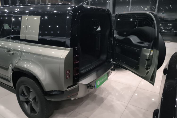 Used Land Rover Defender 2025 110 3.0T P400 – Dynamic HSE Trunk