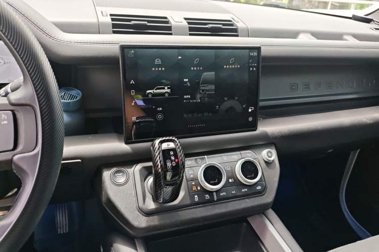 Used Land Rover Defender 2025 110 3.0T P400 – Dynamic HSE Audio And AC Panel