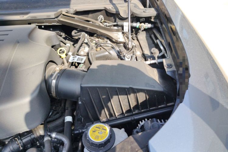 Used Land Rover Defender 2025 110 3.0T P400 Dark Edition Engine Bay Left