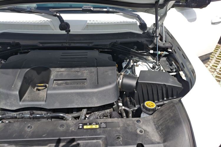 Used Land Rover Defender 2025 110 3.0T P400 – Dynamic HSE Engine Bay Left