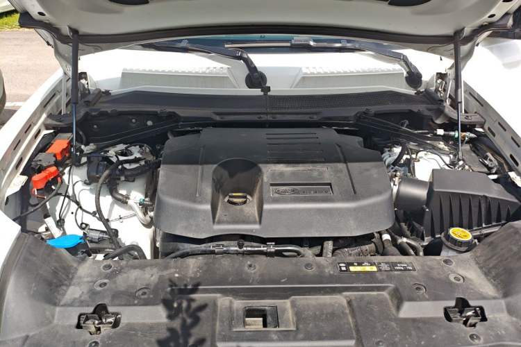 Used Land Rover Defender 2025 110 3.0T P400 – Dynamic HSE Engine Bay