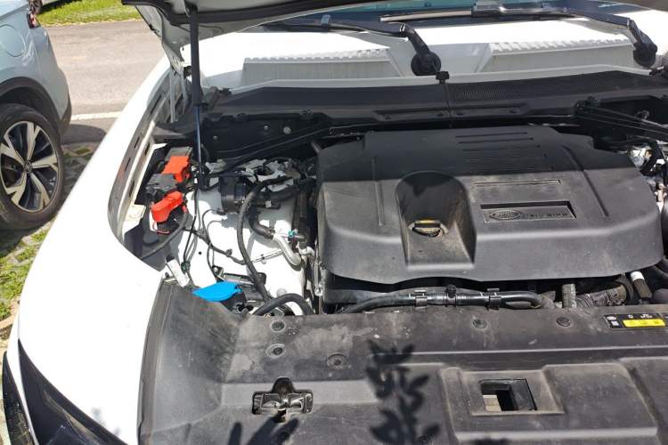 Used Land Rover Defender 2025 110 3.0T P400 – Dynamic HSE Engine Bay Right