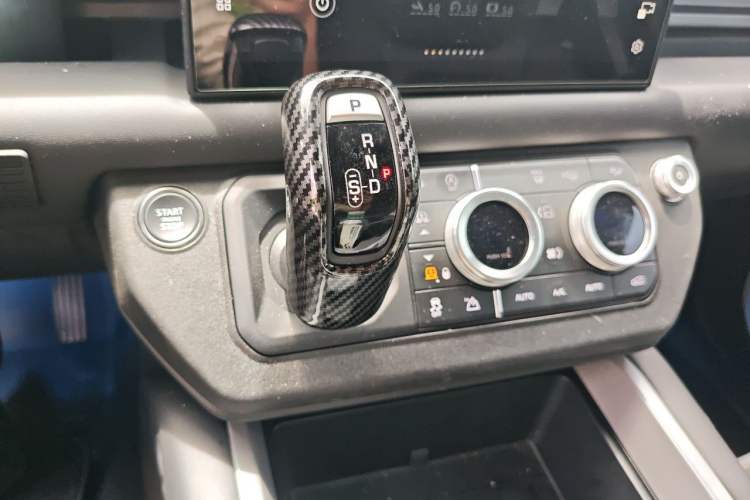 Used Land Rover Defender 2025 110 3.0T P400 – Dynamic HSE Gear Lever