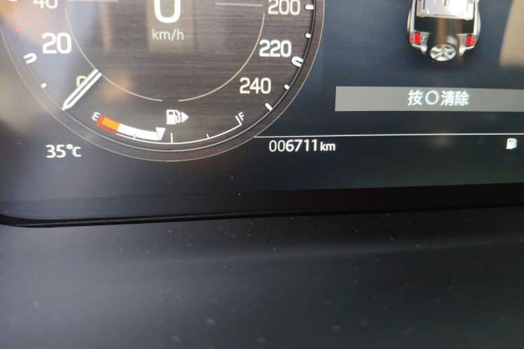 Used Land Rover Defender 2025 110 3.0T P400 Dark Edition Odometer Close Up