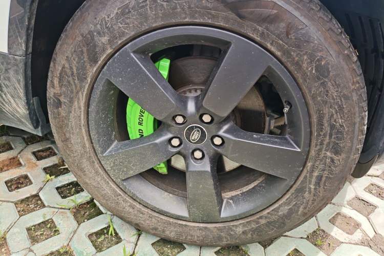 Used Land Rover Defender 2025 110 3.0T P400 – Dynamic HSE Right Front Wheel Hub