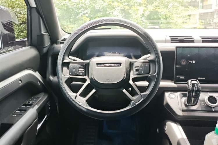 Used Land Rover Defender 2025 110 3.0T P400 – Dynamic HSE Steering Wheel