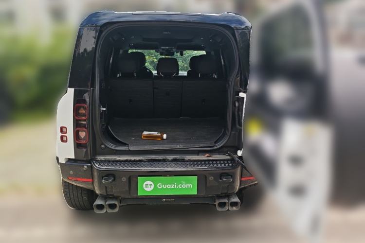 Used Land Rover Defender 2025 110 3.0T P400 – Dynamic HSE Trunk
