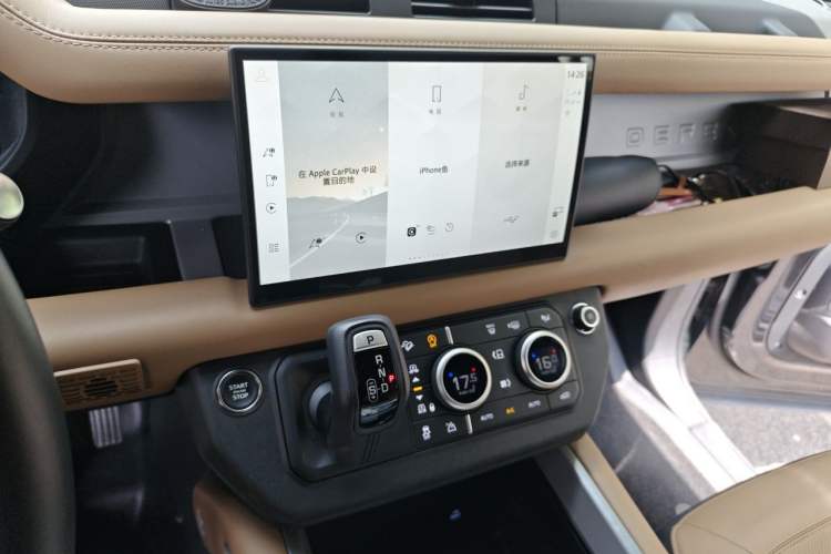 Used Land Rover Defender 2025 110 3.0T P400 – Dynamic HSE Audio And AC Panel