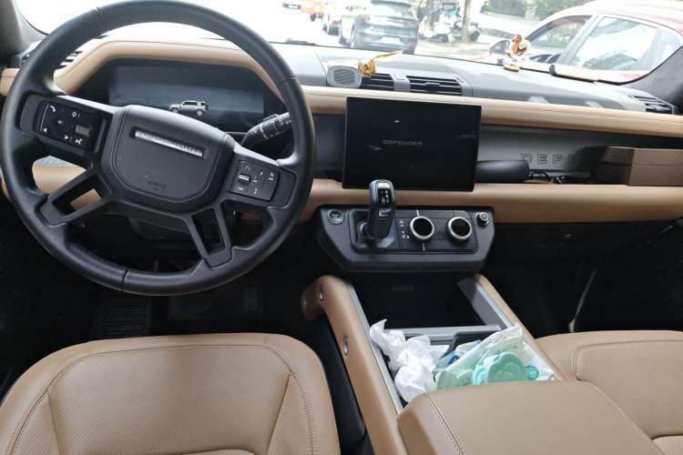 Used Land Rover Defender 2025 110 3.0T P400 – Dynamic HSE Center Console