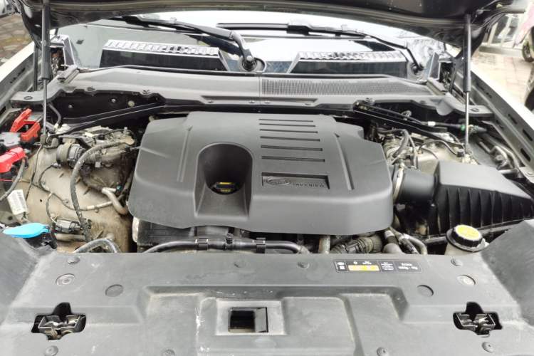 Used Land Rover Defender 2025 110 3.0T P400 X Engine Bay