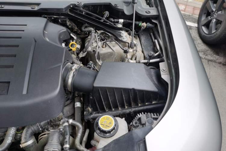 Used Land Rover Defender 2025 110 3.0T P400 X Engine Bay Left