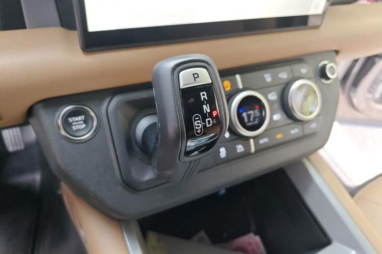 Used Land Rover Defender 2025 110 3.0T P400 – Dynamic HSE Gear Lever