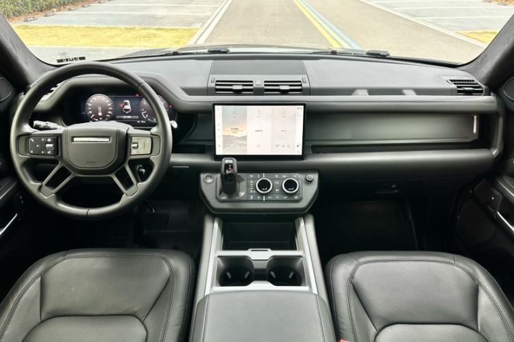 Used Land Rover Defender 2025 110 3.0T P400 – Dynamic HSE Interior 1
