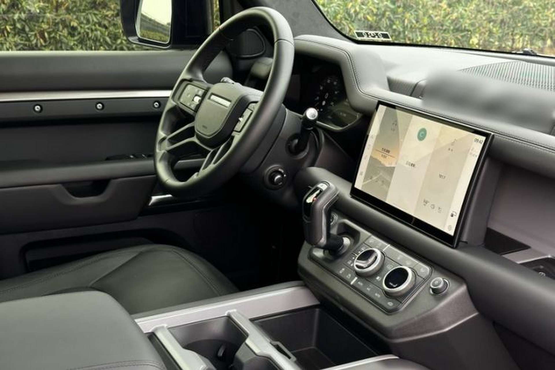 Used Land Rover Defender 2025 110 3.0T P400 – Dynamic HSE Interior 11