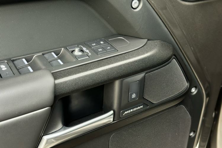 Used Land Rover Defender 2025 110 3.0T P400 – Dynamic HSE Interior 12