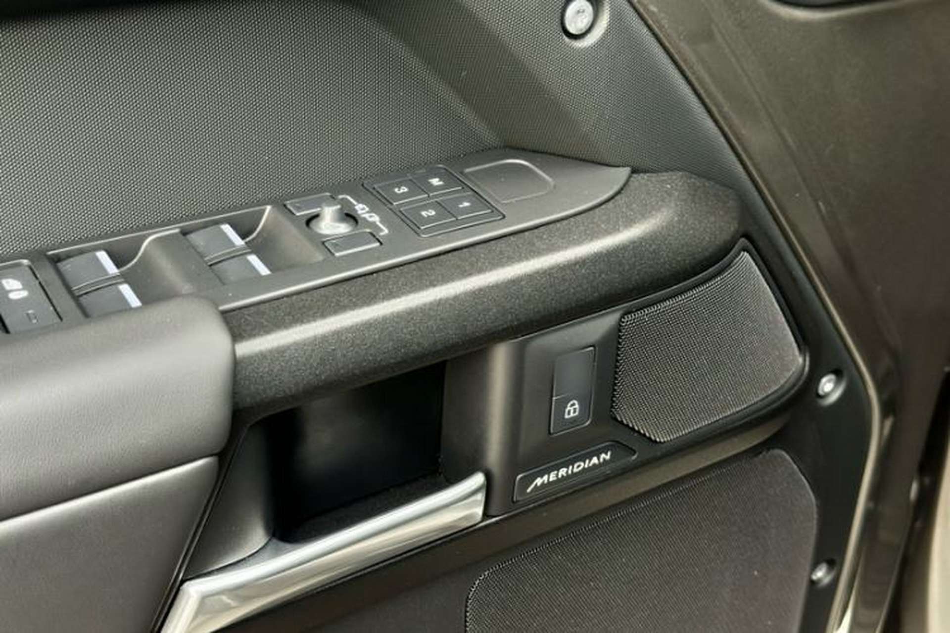 Used Land Rover Defender 2025 110 3.0T P400 – Dynamic HSE Interior 12