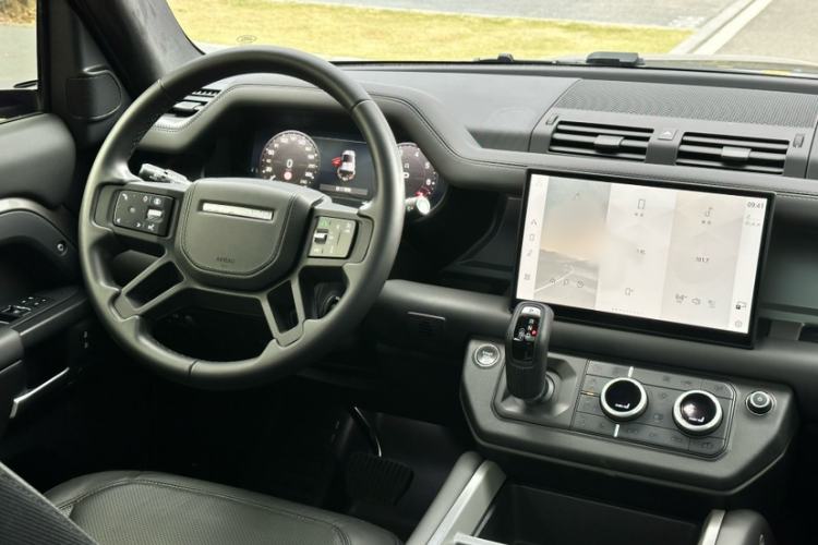 Used Land Rover Defender 2025 110 3.0T P400 – Dynamic HSE Interior 2