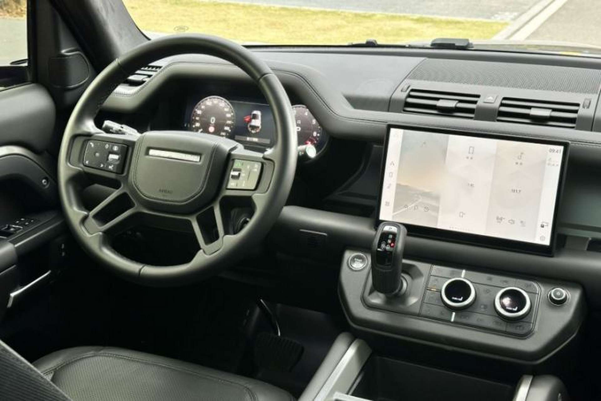 Used Land Rover Defender 2025 110 3.0T P400 – Dynamic HSE Interior 2