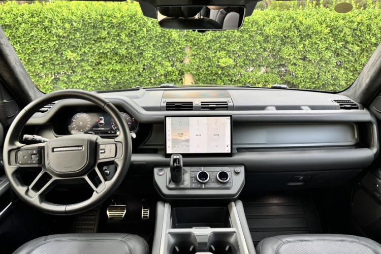 Used Land Rover Defender 2025 110 3.0T P400 – Dynamic HSE Interior 2