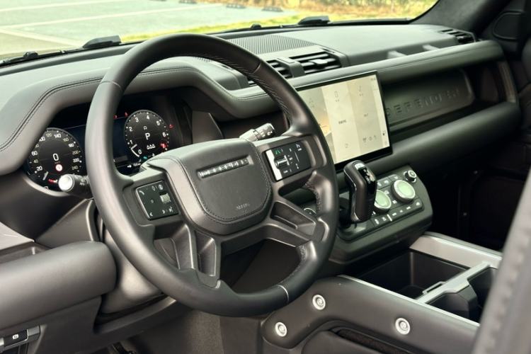 Used Land Rover Defender 2025 110 3.0T P400 – Dynamic HSE Interior 3