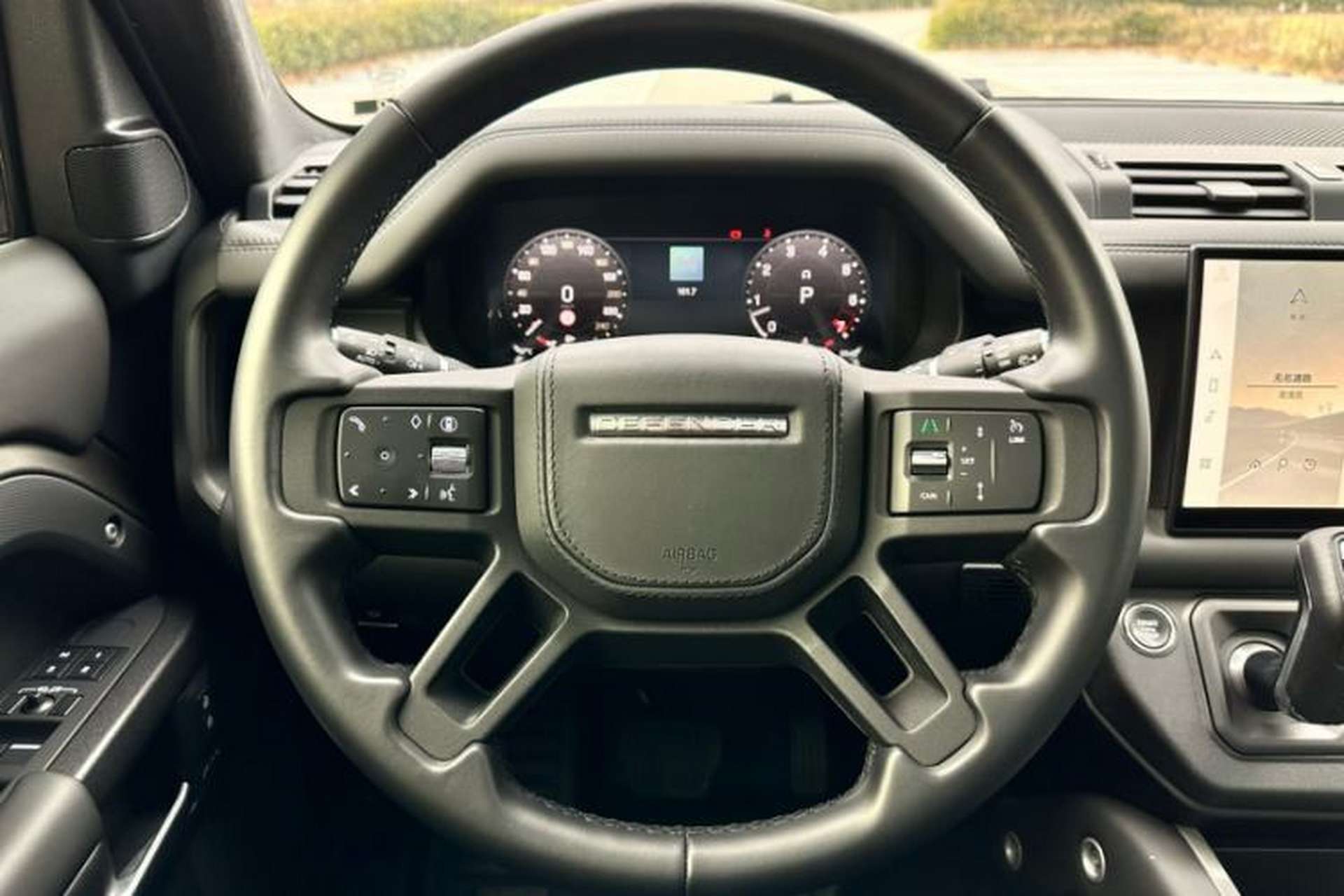 Used Land Rover Defender 2025 110 3.0T P400 – Dynamic HSE Interior 4