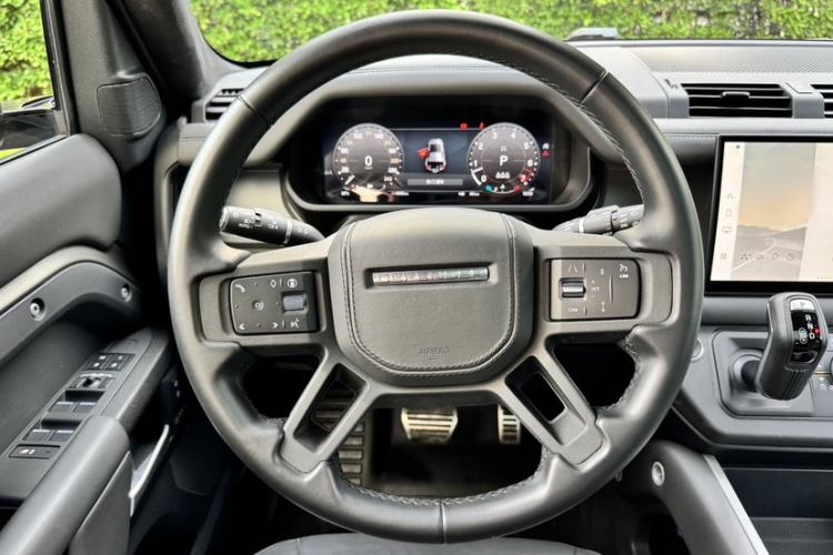 Used Land Rover Defender 2025 110 3.0T P400 – Dynamic HSE Interior 4