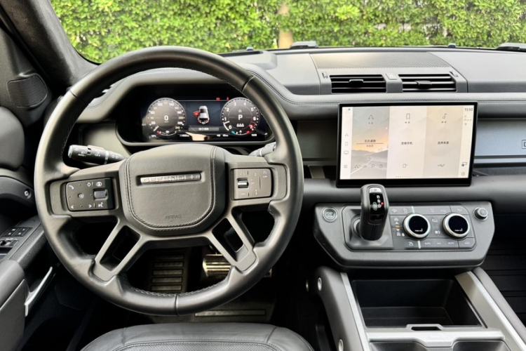 Used Land Rover Defender 2025 110 3.0T P400 – Dynamic HSE Interior 5