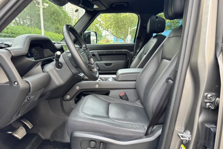 Used Land Rover Defender 2025 110 3.0T P400 – Dynamic HSE Interior 6