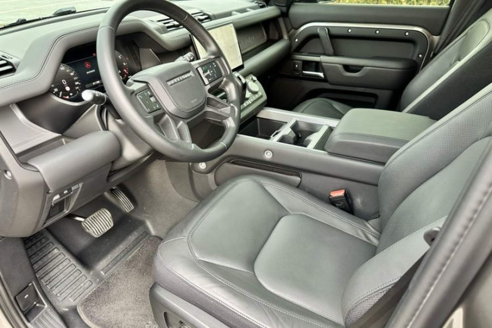 Used Land Rover Defender 2025 110 3.0T P400 – Dynamic HSE Interior 7