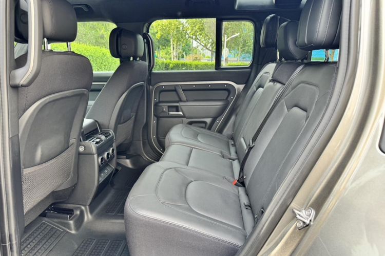Used Land Rover Defender 2025 110 3.0T P400 – Dynamic HSE Interior 7