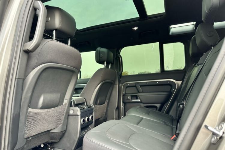 Used Land Rover Defender 2025 110 3.0T P400 – Dynamic HSE Interior 8