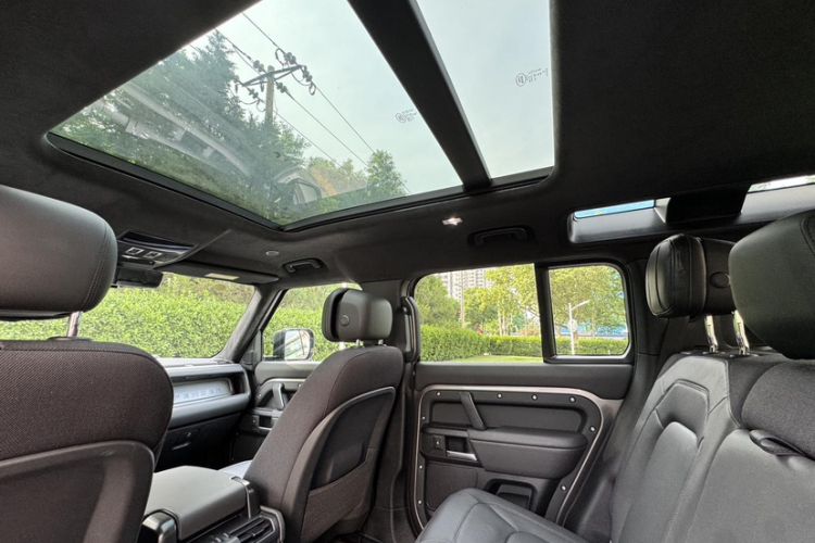 Used Land Rover Defender 2025 110 3.0T P400 – Dynamic HSE Interior 8