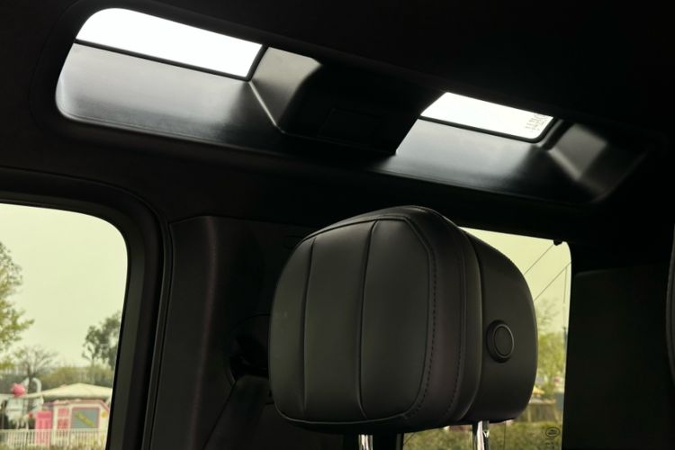 Used Land Rover Defender 2025 110 3.0T P400 – Dynamic HSE Interior 9