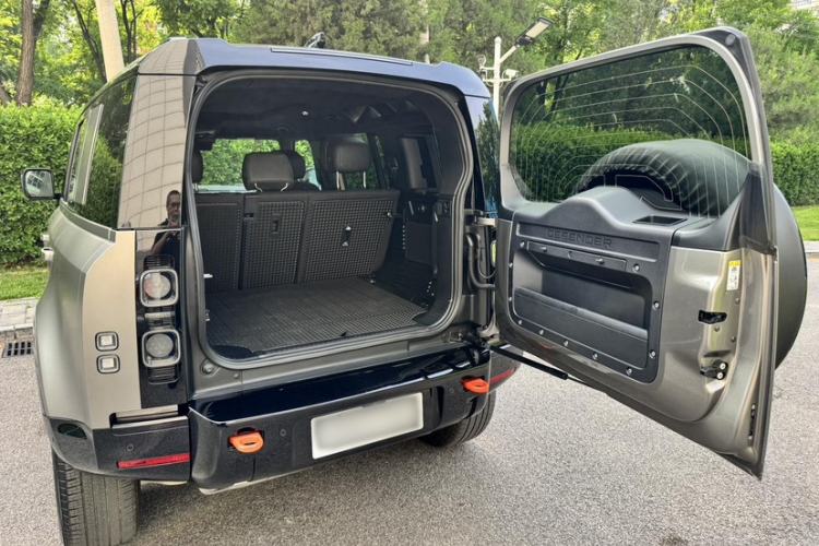 Used Land Rover Defender 2025 110 3.0T P400 – Dynamic HSE Interior 9