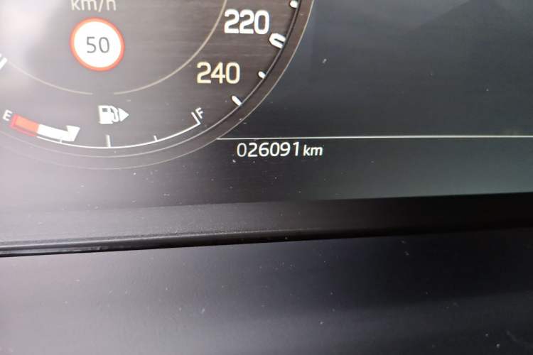 Used Land Rover Defender 2025 110 3.0T P400 – Dynamic HSE Odometer Close Up