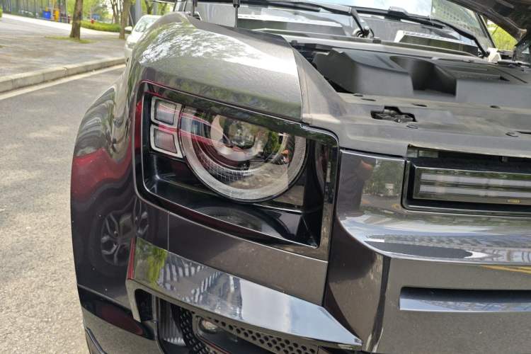 Used Land Rover Defender 2025 110 3.0T P400 – Dynamic HSE Right Front Headlight