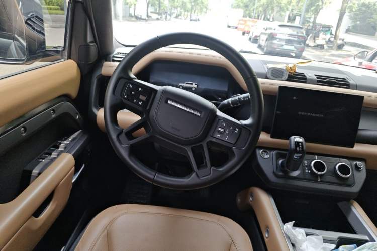 Used Land Rover Defender 2025 110 3.0T P400 – Dynamic HSE Steering Wheel