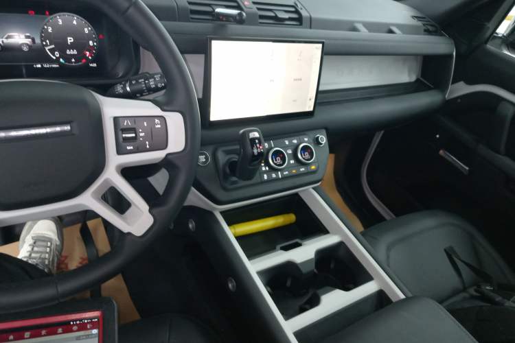 Used Land Rover Defender 2025 90 2.0T P300 S Audio And AC Panel