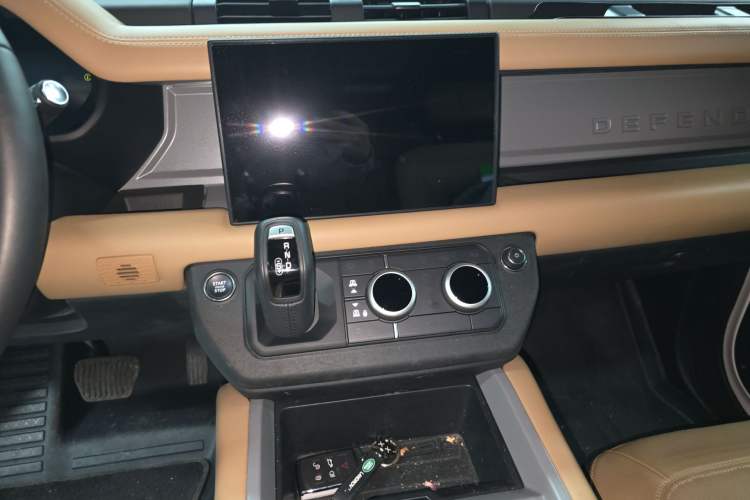 Used Land Rover Defender 2025 110 3.0T P400 – Dynamic HSE Audio And AC Panel